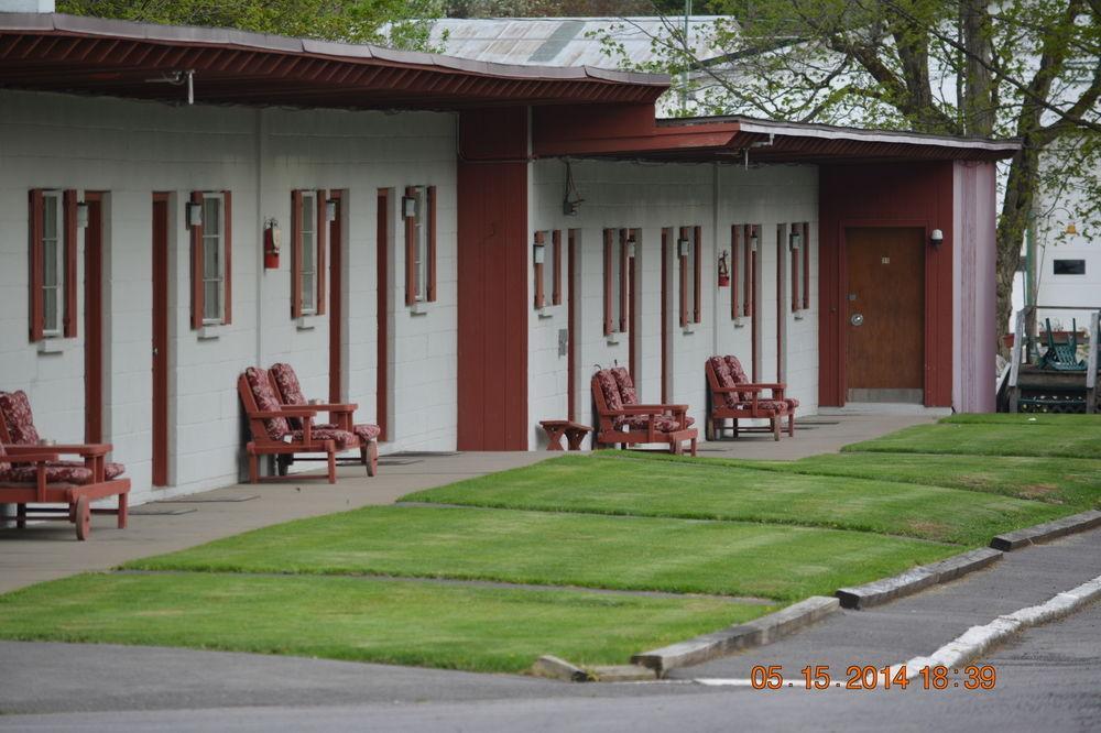 The Village Motel Richfield Springs Exterior foto